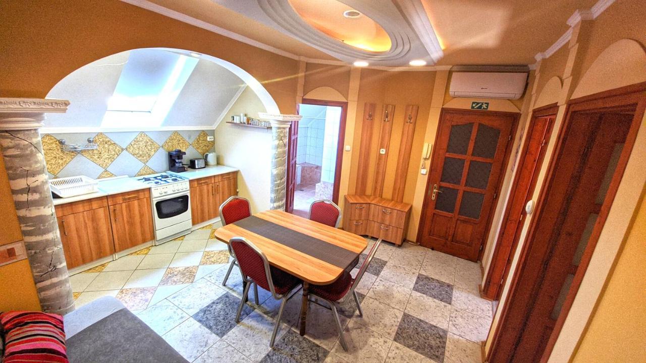 Central Apartman ยูลา ภายนอก รูปภาพ